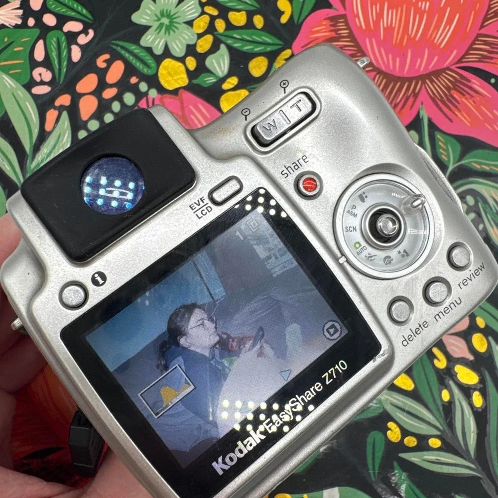 Kodak EasyShare Z710 Silver 7.1MP Digital Camera 10x Optical Zoom with 128MB SD